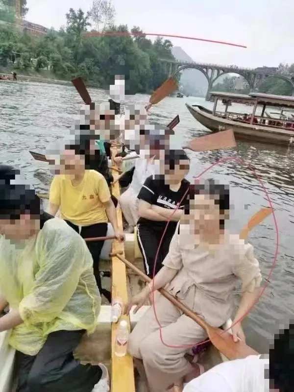 重庆秀山龙舟训练翻船致3死:多人未穿救生衣,官方取消赛事(图1) 重庆秀山龙舟训练翻船致3死:多人未穿救生衣,官方取消赛事(图1)