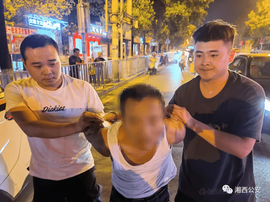 吉首一男子闹市持刀挥舞，被特警一招制服(图1)