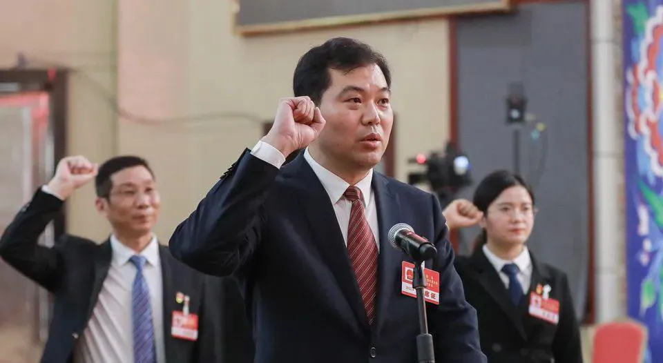 王京海全票通过当选花垣县人民政府县长(图1)