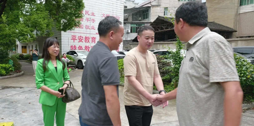 奉献爱心 助学兴教(图8)