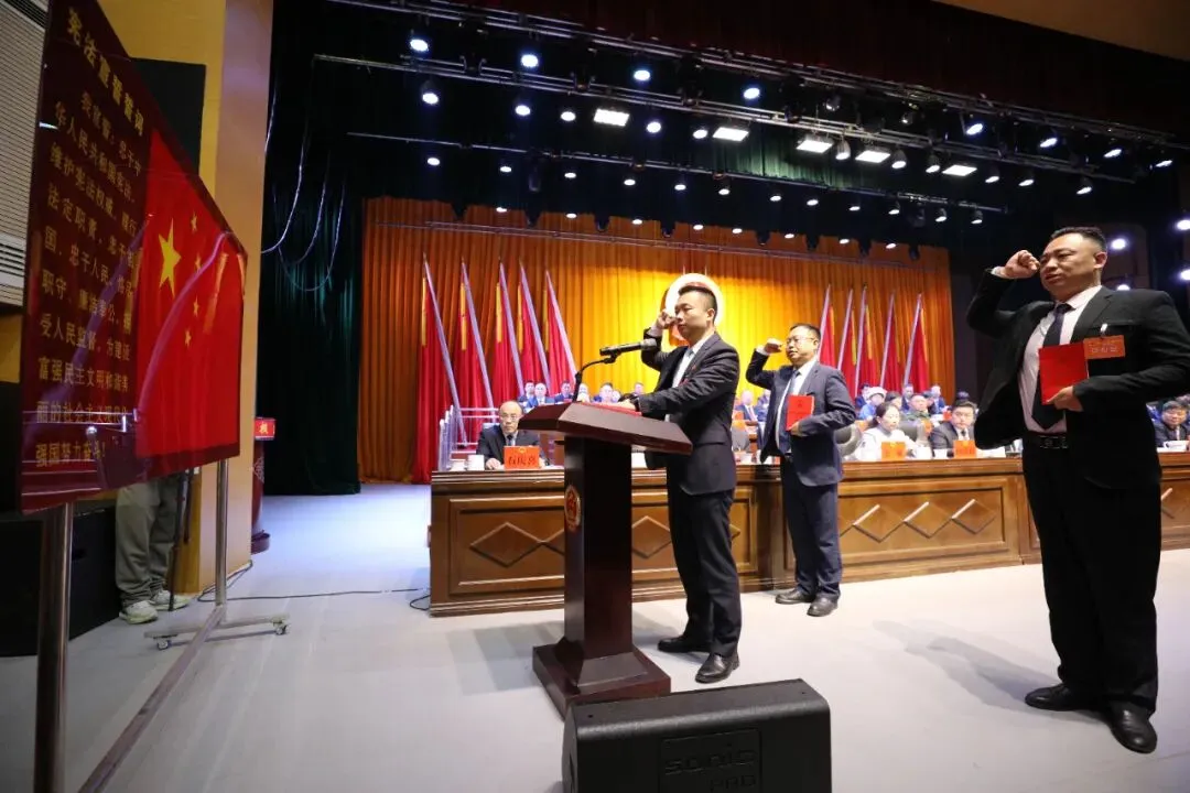 刚刚!张俊当选吉首市人民政府市长!(图3) 张俊当选吉首市人民政府市长!(图3)