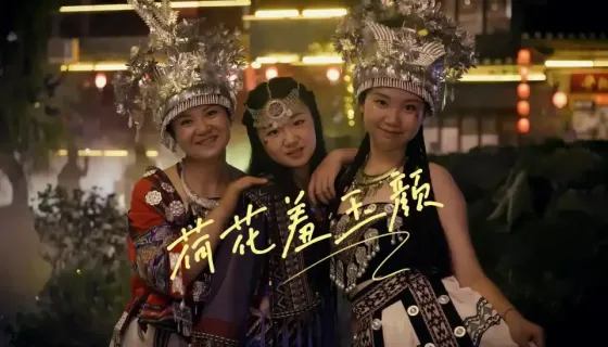 荷花羞玉颜